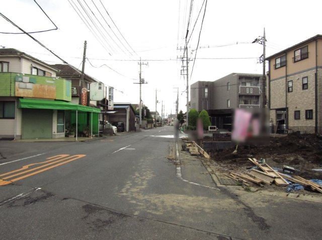 越谷市宮本町2丁目 新築分譲住宅 全2棟 1号棟の前面道路含む現地写真