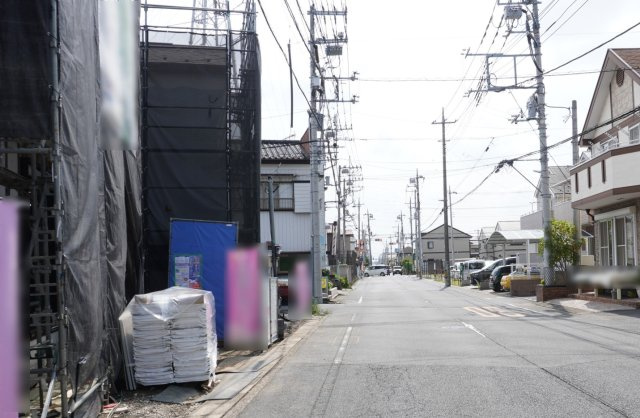 越谷市宮本町2丁目 新築分譲住宅 全2棟 1号棟の前面道路含む現地写真