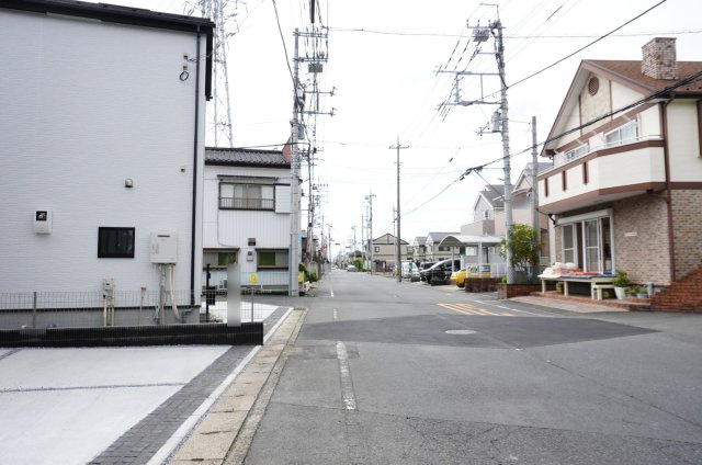 越谷市宮本町2丁目 新築分譲住宅 全2棟 1号棟の前面道路含む現地写真