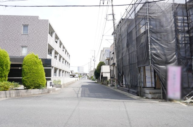 越谷市宮本町2丁目 新築分譲住宅 全2棟 1号棟の前面道路含む現地写真