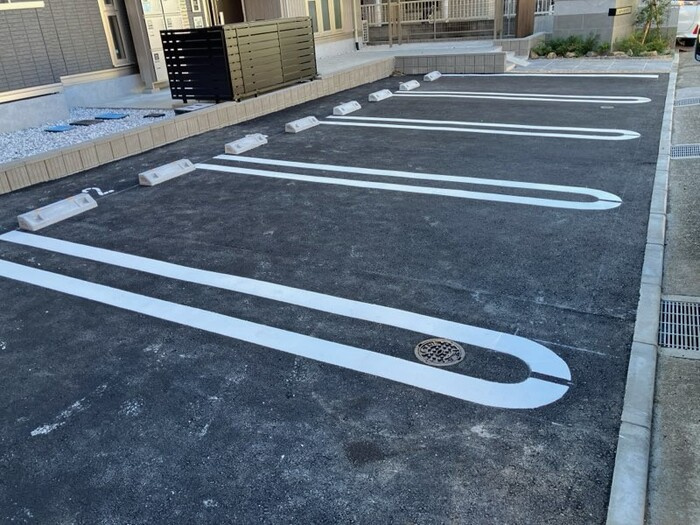 グリーンビレッジ西条町の駐車場