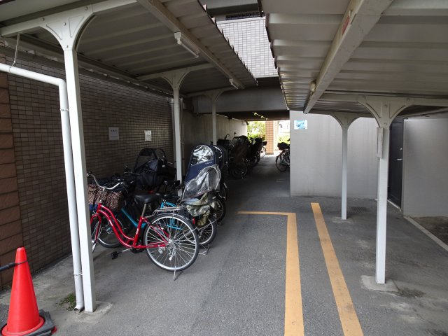 サーパス大東泉町の駐輪場
