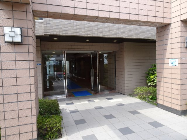 サーパス大東泉町のエントランス