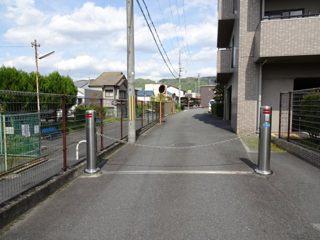 サーパス大東泉町の駐車場