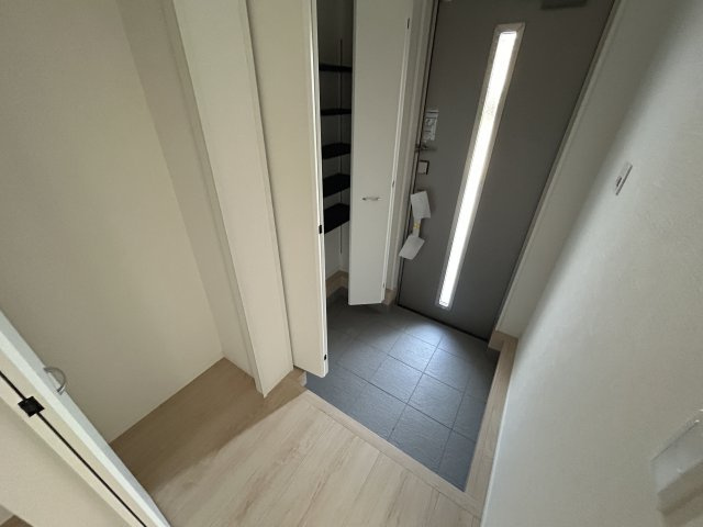 小野市片山町第1-2号棟の玄関