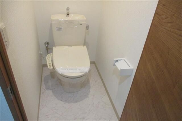 リーフハイツ西日暮里　１０３号室のトイレ