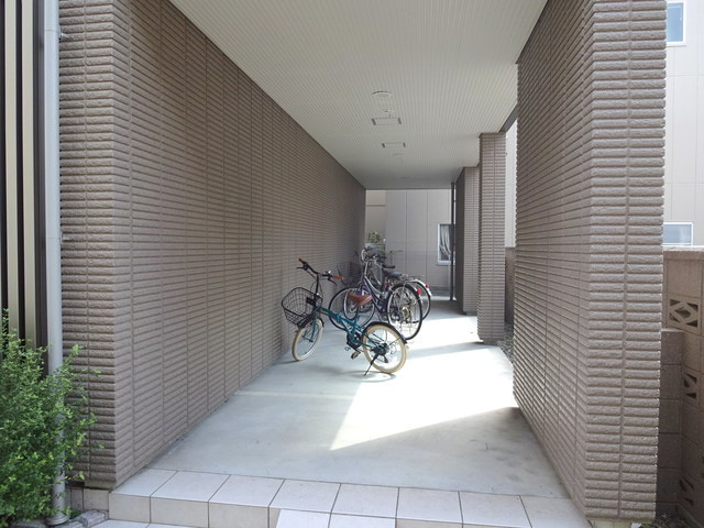 メゾン デ ラ ヴィレのその他共用部分|★屋根付き駐輪スペースです★