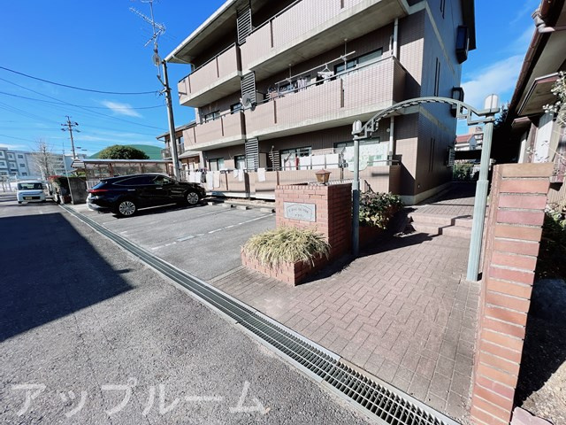 春日井市鳥居松町３丁目の賃貸マンションの駐車場