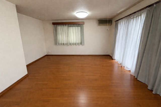 【居間・リビング】 | 大和ハウス施工の軽量鉄骨造りの一戸建て | 家族の集まる明るいリビングは約14.5帖の憩いの空間♪南側に駐車場がある為、とてもよく日が差し込みます♪