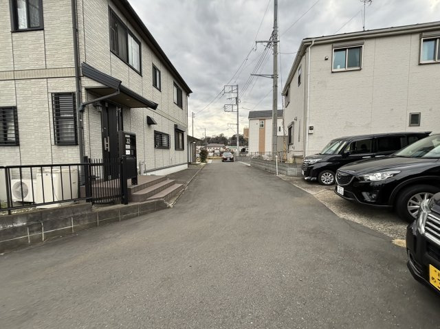 【前面道路含む現地写真】 | 大和ハウス施工の軽量鉄骨造りの一戸建て | 前面道路の交通量は少なく、近隣の方のお車の出入り程度の交通量で小さなお子様などにも安心の立地です。