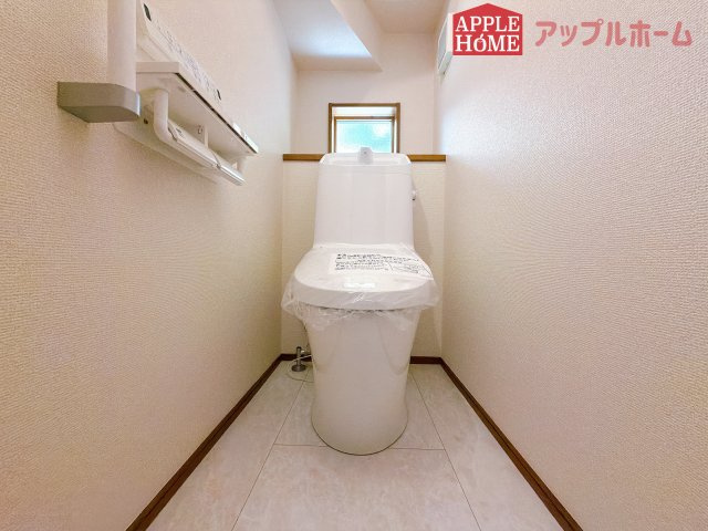 [新築住宅] 行田市桜町 第1期 全3棟のトイレ|白を基調とした清潔感のある明るい空間。温水洗浄便座付きで、毎日快適・清潔に使用できます。操作しやすい壁面リモコンを採用しています。