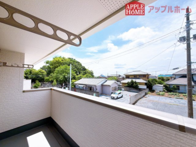 [新築住宅] 行田市桜町 第1期 全3棟のバルコニー|家族分の洗濯物もしっかり干せます。日当たりも良く、毎日のお洗濯が楽しくなりそう♪お布団は手軽に干せていつもポカポカに☆