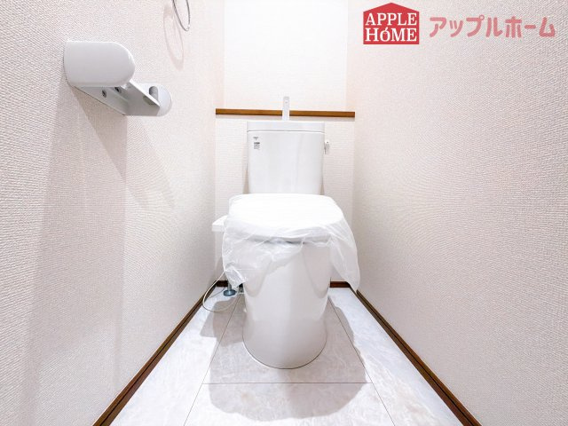 [新築住宅] 行田市桜町 第1期 全3棟のトイレ|節水型でエコなトイレには、今では当たり前の温水洗浄機能付き。便座を温める機能もついていて、居心地の良い空間♪