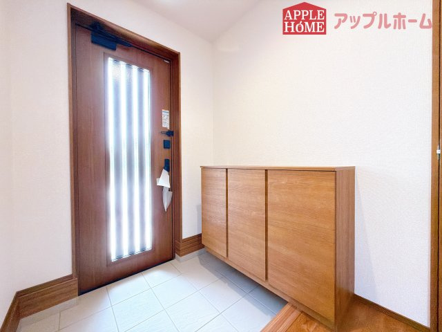 [新築住宅] 行田市桜町 第1期 全3棟の玄関|ご家族皆様の靴やお手入れ用品を収納できる収納棚を設置！お家に出会う人々を迎える玄関だからこそ、常に整理整頓しておきたいですね♪