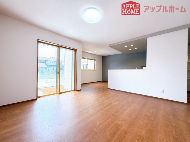 [新築住宅] 行田市桜町 第1期 全3棟の居間・リビング|窓から差し込む光で家族を温かく包み込みます。明るいリビングで子育てする喜びを☆いつでも見学可能です！