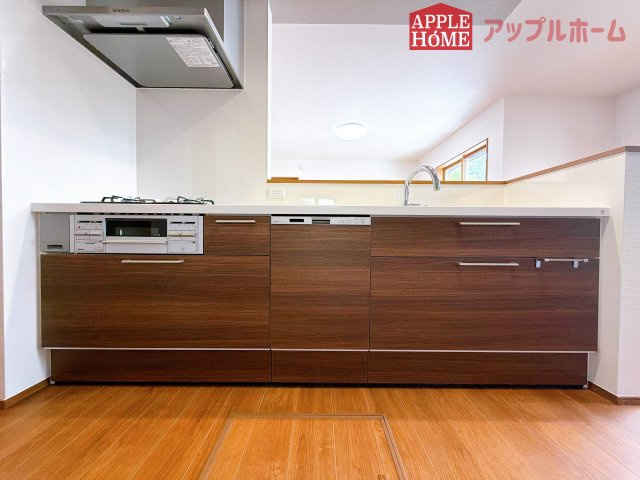 [新築住宅] 行田市桜町 第1期 全3棟のキッチン|キッチンから部屋中が見守れるので、小さなお子様がいるご家庭でも安心です。シンプル×ナチュラルな温かい空間は、どんなスタイルの家具も合わせやすいお部屋です。