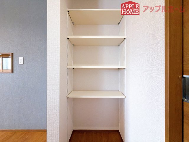 [新築住宅] 行田市桜町 第1期 全3棟の収納|キッチンの後ろにパントリーあります♪