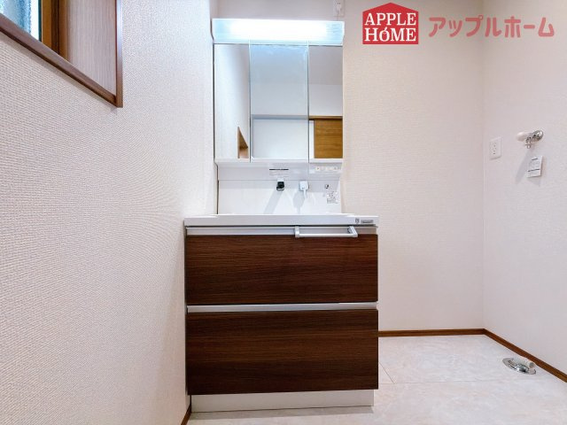 [新築住宅] 行田市桜町 第1期 全3棟の独立洗面台|三面鏡付きの洗面化粧台ですので、たっぷりと収納いただけます。白を基調とした清潔感のある快適空間です。毎日の身支度も気持ち良くお使い頂けます！！