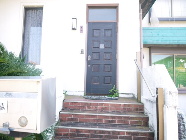 茂原市東郷　中古戸建の玄関|敷地約99坪 駐車3台可能  6LDK 都市ガス  スーパーフードプラザハヤシ徒歩約13分

