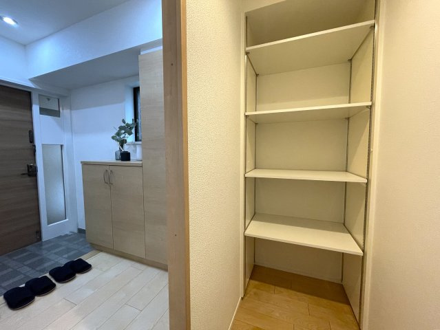 室内を大きく一周。回遊動線間取りの４方採光で最高！駐車場も確保され、ペットの飼育もいける！多少走り回っても階下ない為に１階の恩恵最大限に！な、『ピュアハイツ南万騎が原』リフォームの玄関|収納もある玄関です