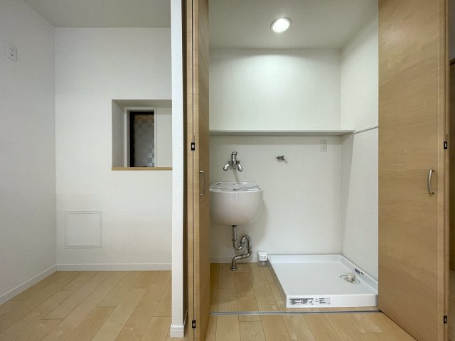 室内を大きく一周。回遊動線間取りの４方採光で最高！駐車場も確保され、ペットの飼育もいける！多少走り回っても階下ない為に１階の恩恵最大限に！な、『ピュアハイツ南万騎が原』リフォームのランドリースペース