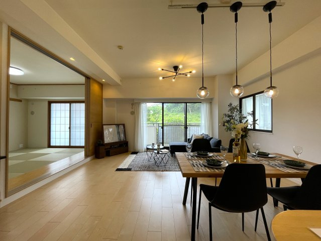 室内を大きく一周。回遊動線間取りの４方採光で最高！駐車場も確保され、ペットの飼育もいける！多少走り回っても階下ない為に１階の恩恵最大限に！な、『ピュアハイツ南万騎が原』リフォームの居間・リビング|こちらのリビングで趣味の時間をお楽しみください