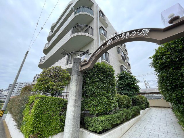 室内を大きく一周。回遊動線間取りの４方採光で最高！駐車場も確保され、ペットの飼育もいける！多少走り回っても階下ない為に１階の恩恵最大限に！な、『ピュアハイツ南万騎が原』リフォーム
