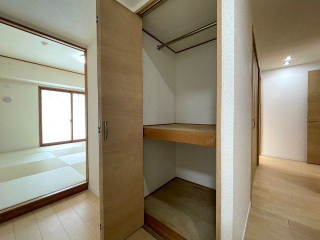 室内を大きく一周。回遊動線間取りの４方採光で最高！駐車場も確保され、ペットの飼育もいける！多少走り回っても階下ない為に１階の恩恵最大限に！な、『ピュアハイツ南万騎が原』リフォームの収納|収納があります
