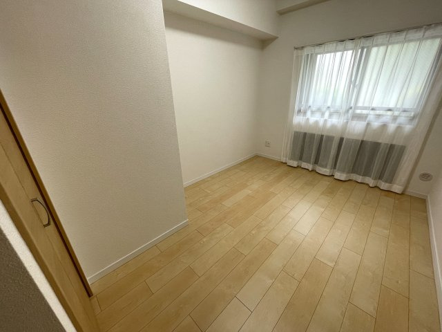 室内を大きく一周。回遊動線間取りの４方採光で最高！駐車場も確保され、ペットの飼育もいける！多少走り回っても階下ない為に１階の恩恵最大限に！な、『ピュアハイツ南万騎が原』リフォームの洋室|広々とした洋室です
