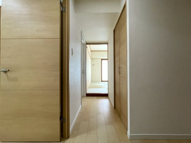 室内を大きく一周。回遊動線間取りの４方採光で最高！駐車場も確保され、ペットの飼育もいける！多少走り回っても階下ない為に１階の恩恵最大限に！な、『ピュアハイツ南万騎が原』リフォームの内装|明るい室内です