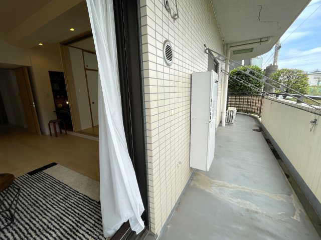 室内を大きく一周。回遊動線間取りの４方採光で最高！駐車場も確保され、ペットの飼育もいける！多少走り回っても階下ない為に１階の恩恵最大限に！な、『ピュアハイツ南万騎が原』リフォームのバルコニー|広々としたバルコニーです