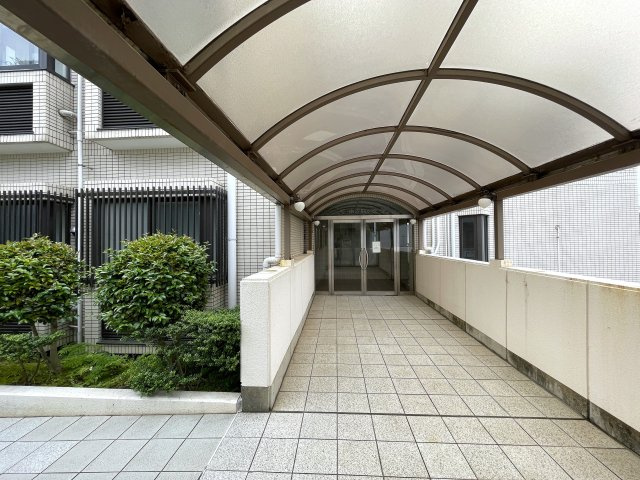室内を大きく一周。回遊動線間取りの４方採光で最高！駐車場も確保され、ペットの飼育もいける！多少走り回っても階下ない為に１階の恩恵最大限に！な、『ピュアハイツ南万騎が原』リフォームのエントランス|清潔なエントランスです