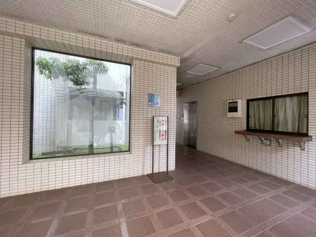 室内を大きく一周。回遊動線間取りの４方採光で最高！駐車場も確保され、ペットの飼育もいける！多少走り回っても階下ない為に１階の恩恵最大限に！な、『ピュアハイツ南万騎が原』リフォームのエントランス|毎日通るエントランスはこのようになっています