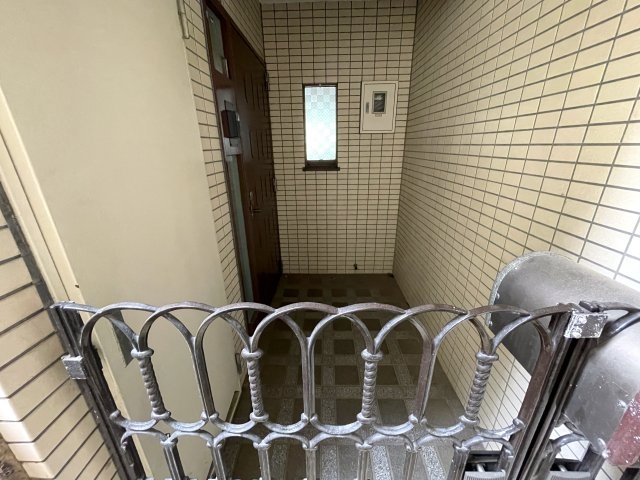 室内を大きく一周。回遊動線間取りの４方採光で最高！駐車場も確保され、ペットの飼育もいける！多少走り回っても階下ない為に１階の恩恵最大限に！な、『ピュアハイツ南万騎が原』リフォームの玄関|ゆったりとした玄関です