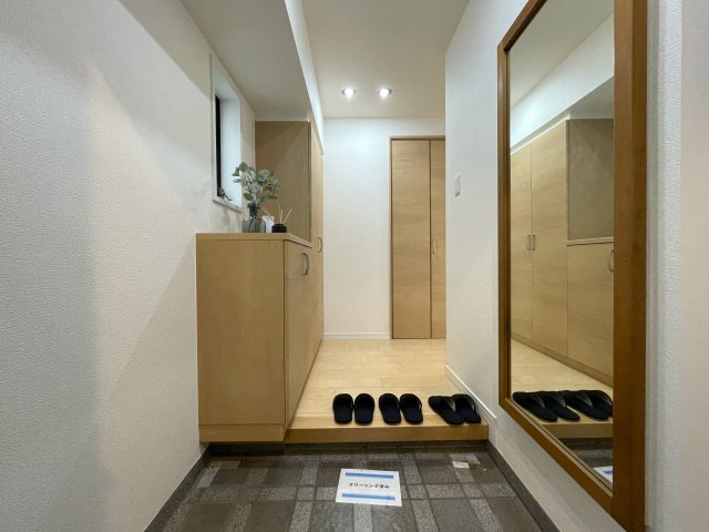 室内を大きく一周。回遊動線間取りの４方採光で最高！駐車場も確保され、ペットの飼育もいける！多少走り回っても階下ない為に１階の恩恵最大限に！な、『ピュアハイツ南万騎が原』リフォームの玄関|シンプルで使いやすい玄関です