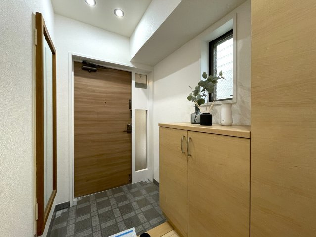 室内を大きく一周。回遊動線間取りの４方採光で最高！駐車場も確保され、ペットの飼育もいける！多少走り回っても階下ない為に１階の恩恵最大限に！な、『ピュアハイツ南万騎が原』リフォームの玄関|明るい玄関です