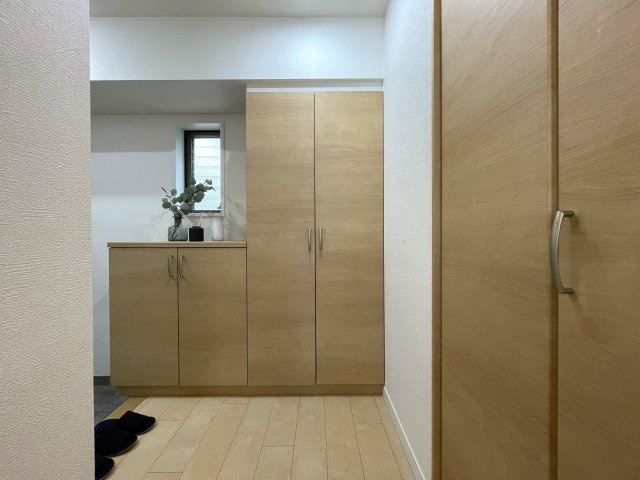 室内を大きく一周。回遊動線間取りの４方採光で最高！駐車場も確保され、ペットの飼育もいける！多少走り回っても階下ない為に１階の恩恵最大限に！な、『ピュアハイツ南万騎が原』リフォームの玄関|毎日通る玄関はこちらです