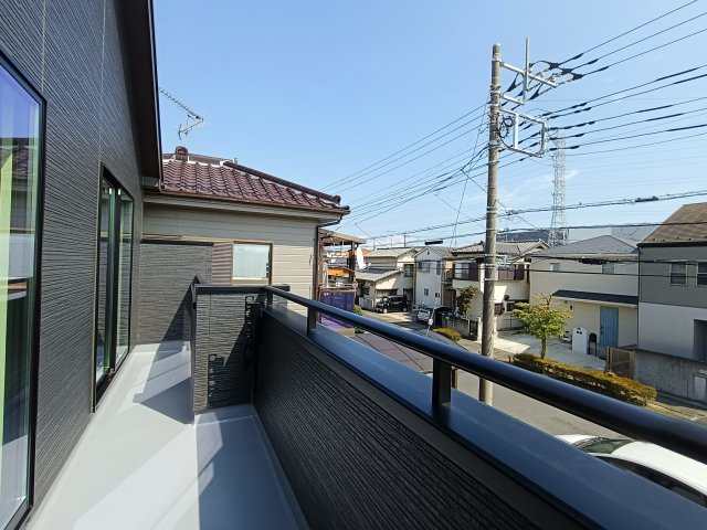 吉川市　中曽根2丁目　新築戸建　全3棟のバルコニー|外からの目が気にならないバルコニーで洗濯物が干せます