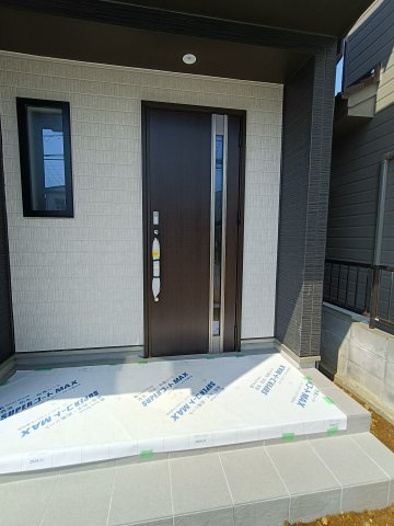 吉川市　中曽根2丁目　新築戸建　全3棟の玄関|ゆったりとした玄関です
