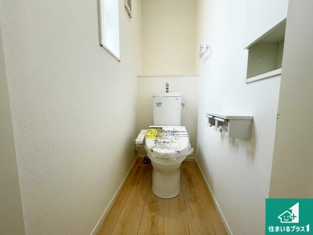■門真市江端町　第3期　新築一戸建てのトイレ|1・2階の2ヶ所にあるので、朝の忙しい時間の順番待ちもなく、深夜の利用にも大変便利です。