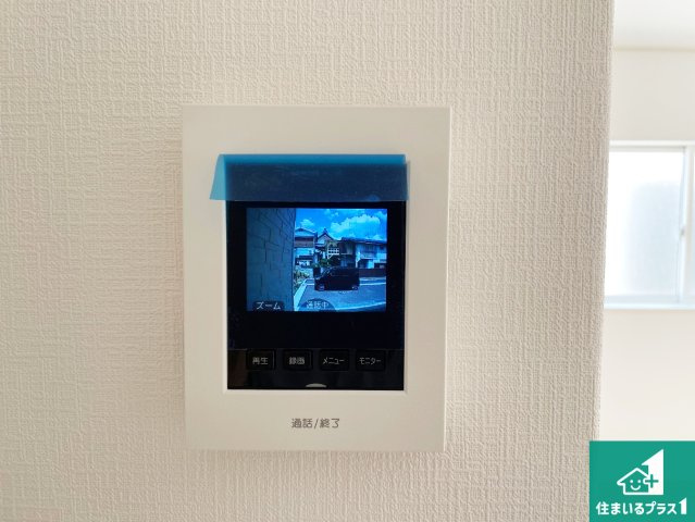 ■門真市江端町　第3期　新築一戸建ての防犯設備|カラーモニターインターホン！声だけでなく来訪者の姿や顔がモニターで確認できるので、小さなお子様がいらっしゃるご家庭でも安心できます！