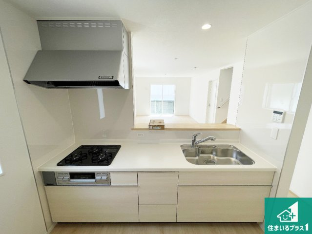 ■門真市江端町　第3期　新築一戸建てのキッチン|リビングと統一感があり、使い勝手のいいキッチン。広々としているので、二人並んで作業が出来ちゃいます。お子様と一緒に色々なお料理に挑戦できるスペースがあります。