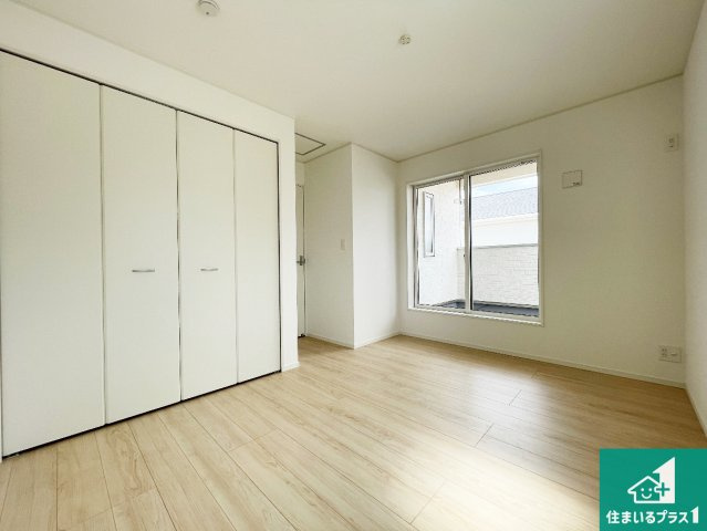 門真市江端町　第3期　新築一戸建ての洋室|寝室は心地よい眠りについてもらいたくて、シンプルかつ開放的な空間な設計にしています！大きな窓から差し込む日が心地いいです♪