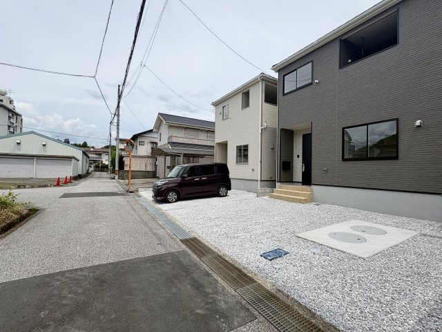 「新築３LDK」高知市針木東町　第1　１号棟　新築戸建の駐車場|敷地内駐車場を完備。出し入れもしやすく、日々の移動や車での移動もスムーズで快適です。