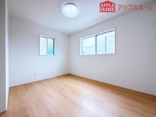 [新築住宅] 行田市桜町 第1期 全3棟の洋室|２階居室は全室収納あり！たっぷりある収納活用でお部屋もキレイを保てます♪