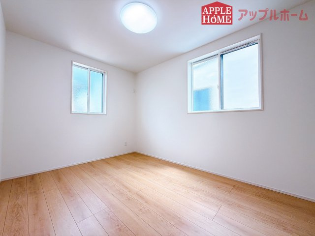 [新築住宅] 行田市桜町 第1期 全3棟の洋室|２階居室は全室収納あり！たっぷりある収納活用でお部屋もキレイを保てます♪