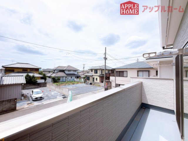 [新築住宅] 行田市桜町 第1期 全3棟のバルコニー|家族分の洗濯物もしっかり干せます。日当たりも良く、毎日のお洗濯が楽しくなりそう♪お布団は手軽に干せていつもポカポカに☆
