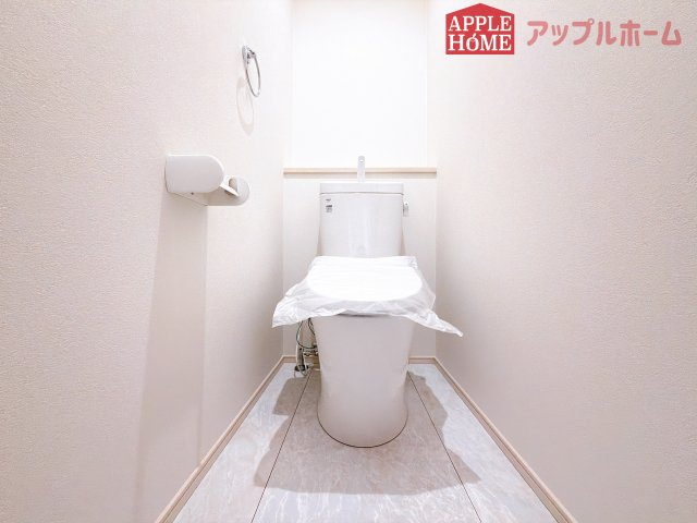 [新築住宅] 行田市桜町 第1期 全3棟のトイレ|節水型でエコなトイレには、今では当たり前の温水洗浄機能付き。便座を温める機能もついていて、居心地の良い空間♪