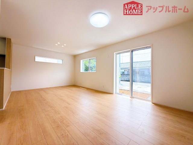 [新築住宅] 行田市桜町 第1期 全3棟の居間・リビング|窓から差し込む光で家族を温かく包み込みます。明るいリビングで子育てする喜びを☆いつでも見学可能です！