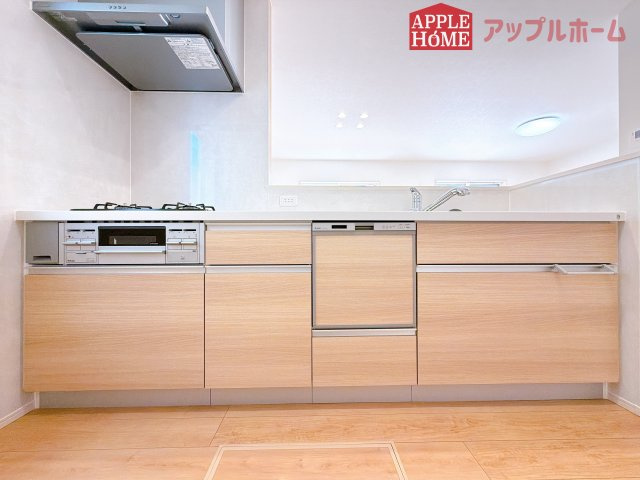 [新築住宅] 行田市桜町 第1期 全3棟のキッチン|キッチンから部屋中が見守れるので、小さなお子様がいるご家庭でも安心です。シンプル×ナチュラルな温かい空間は、どんなスタイルの家具も合わせやすいお部屋です。